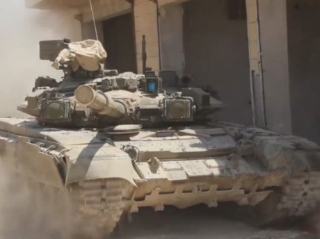 Xe tăng T-90 Nga nổ tung ở Syria: Thần thánh cũng đi đứt như bao anh tài khác - Ảnh 1.