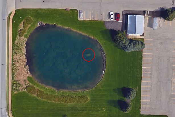 Thấy vật thể lạ xuất hiện ở hồ nước nhờ Google Maps, cảnh sát bất ngờ tìm được tung tích người đàn ông mất tích 9 năm - Ảnh 2.