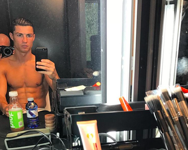 Tự luyến như Ronaldo: Kiểu gì cũng phải soi gương mỉm cười với bản thân trước giờ ra sân - Ảnh 2.