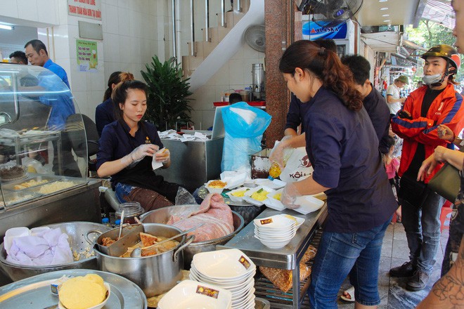 Xôi Yến bất ngờ mở cửa lại sau 1 năm, chủ quán giải thích: Có việc riêng nên cô nghỉ, giờ thích nên bán lại thôi - Ảnh 12.