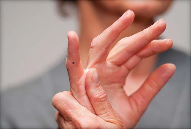 Phụ nữ có nốt ruồi trên các ngón tay sẽ gặp may mắn hay là vận xui? - Ảnh 4.