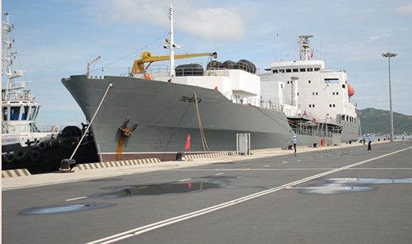 Đội tàu Hải quân Nga thăm xã giao Cảng quốc tế Cam Ranh - Ảnh 1.