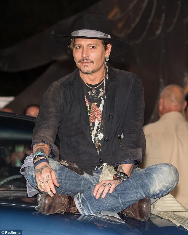 Johnny Depp gây sốc với diện mạo xanh xao, hốc hác như đang bị bệnh - Ảnh 3.
