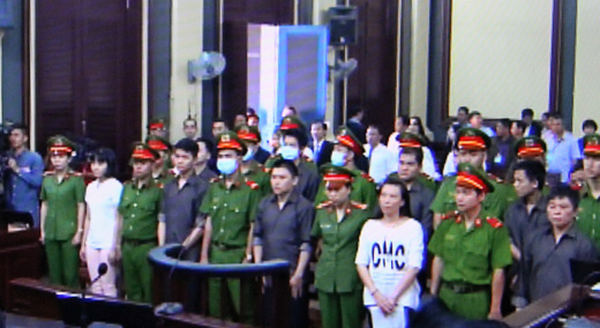 Thắt chặt an ninh tại phiên xét xử nhóm khủng bố âm mưu đặt bom sân bay Tân Sơn Nhất - Ảnh 3.