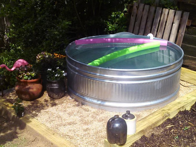 Trời nóng, tự thiết kế bể bơi mini trong nhà cho con tha hồ vùng vẫy - Ảnh 1.