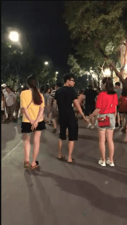 Thấy cặp đôi hẹn hò trên phố đi bộ mà ngượng ngùng không dám nắm tay nhau, cô gái áo đỏ bất ngờ xông lên làm mẫu  - Ảnh 1.