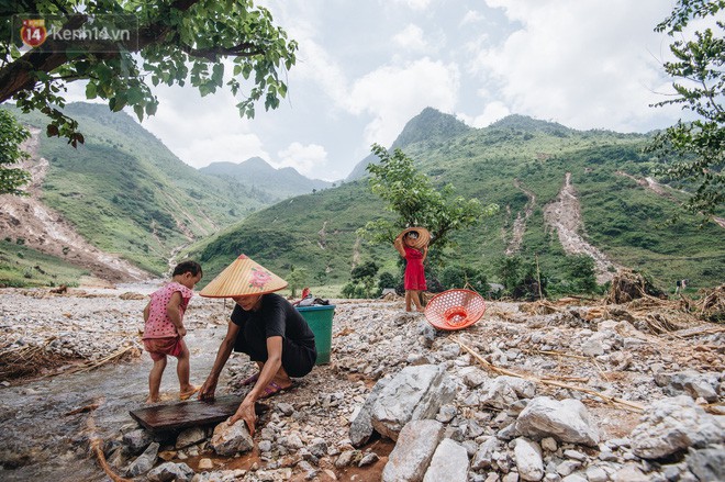 Xót xa cảnh người chồng mất cả vợ và con trong mưa lũ Hà Giang: Thằng Cồ về chỉ khóc thôi, không nói chuyện được - Ảnh 17.