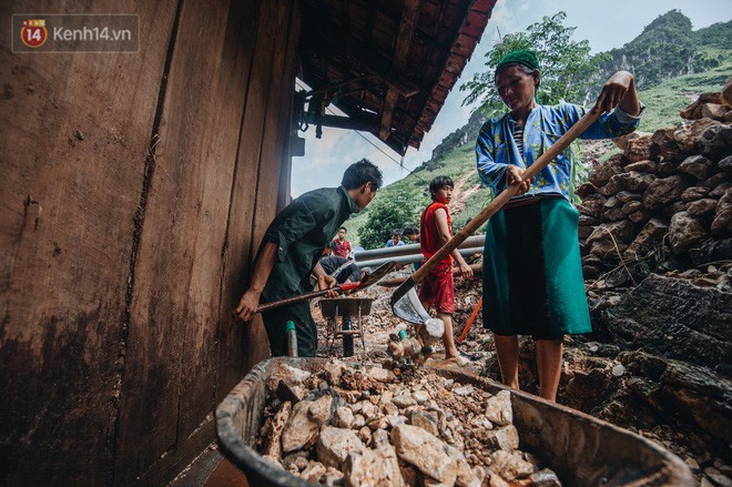 Xót xa cảnh người chồng mất cả vợ và con trong mưa lũ Hà Giang: Thằng Cồ về chỉ khóc thôi, không nói chuyện được - Ảnh 20.