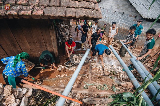 Xót xa cảnh người chồng mất cả vợ và con trong mưa lũ Hà Giang: Thằng Cồ về chỉ khóc thôi, không nói chuyện được - Ảnh 21.