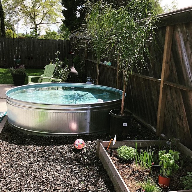 Trời nóng, tự thiết kế bể bơi mini trong nhà cho con tha hồ vùng vẫy - Ảnh 7.