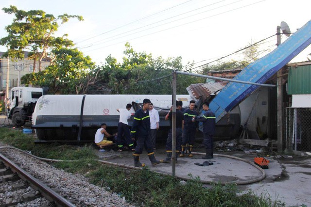 Tàu hỏa đâm văng xe bồn chở gas hàng chục mét trong đêm - Ảnh 1.