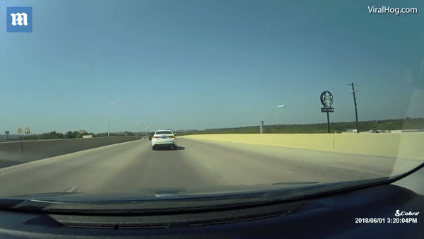 Mỹ: Đang lái xe trên đường cao tốc thì tông phải cái giá sách từ trên trời rơi xuống - Ảnh 2.