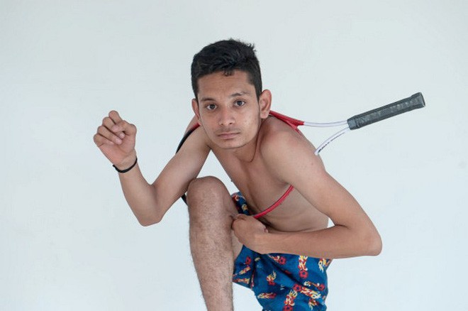 Gặp gỡ chàng trai Ấn Độ có cơ thể uốn dẻo như cao su, uốn vai 360 độ và xoay cổ 180 độ - Ảnh 1.