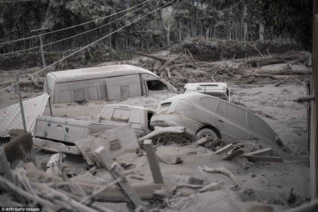 Những bức hình ám ảnh về thảm họa núi lửa ở Guatemala khiến 69 người chết - Ảnh 1.