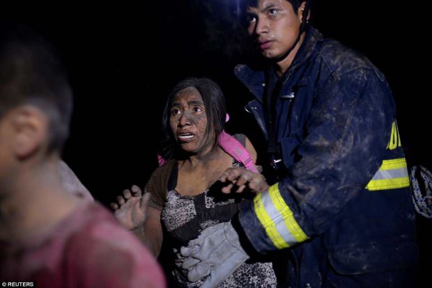 Những bức hình ám ảnh về thảm họa núi lửa ở Guatemala khiến 69 người chết - Ảnh 14.