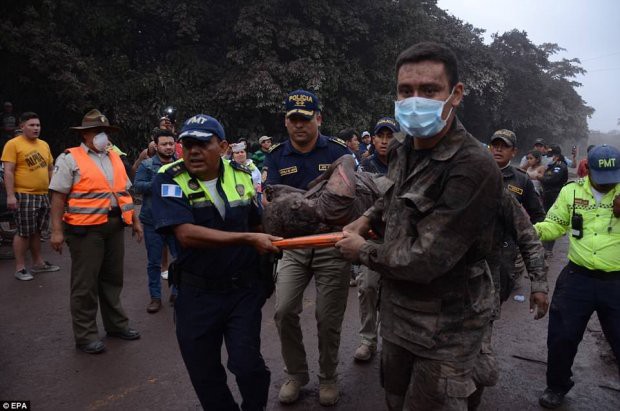 Những bức hình ám ảnh về thảm họa núi lửa ở Guatemala khiến 69 người chết - Ảnh 16.