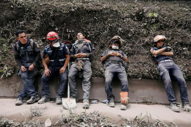 Những bức hình ám ảnh về thảm họa núi lửa ở Guatemala khiến 69 người chết - Ảnh 19.