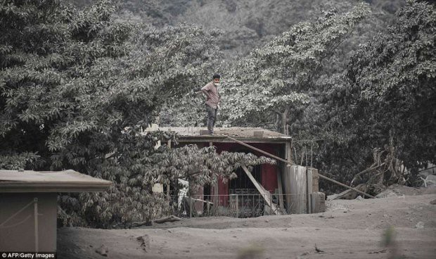 Những bức hình ám ảnh về thảm họa núi lửa ở Guatemala khiến 69 người chết - Ảnh 10.