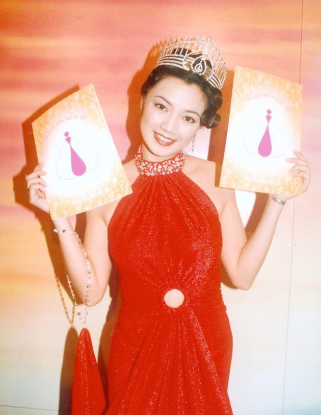 Cuộc đời lận đận của Hoa hậu Hong Kong: Nợ nần chồng chất, phải thế chấp vương miện - Ảnh 2.