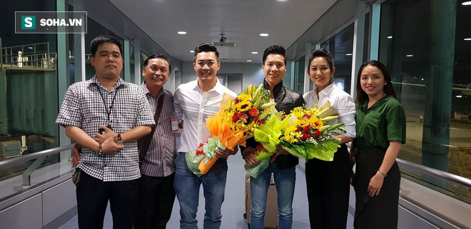 Anh em Quốc Cơ - Quốc Nghiệp xúc động ôm chặt mẹ tại sân bay Tân Sơn Nhất - Ảnh 3.