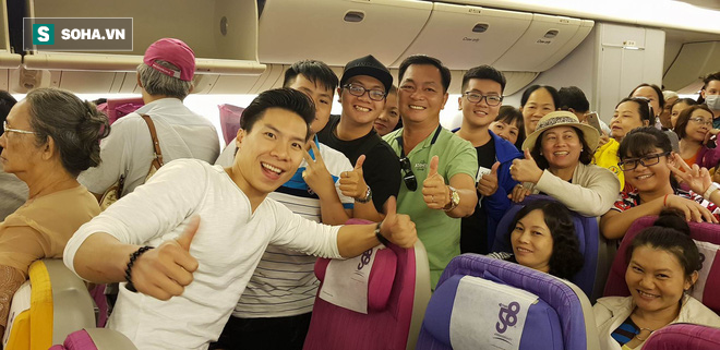 Anh em Quốc Cơ - Quốc Nghiệp xúc động ôm chặt mẹ tại sân bay Tân Sơn Nhất - Ảnh 5.