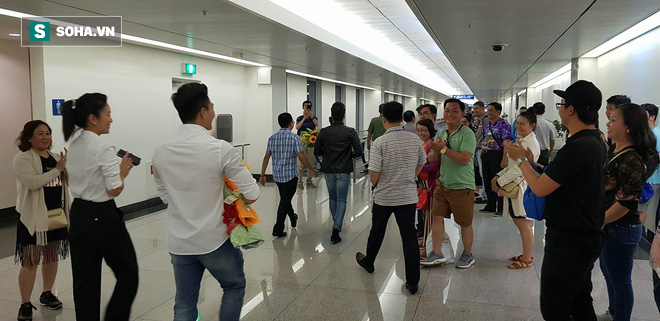 Anh em Quốc Cơ - Quốc Nghiệp xúc động ôm chặt mẹ tại sân bay Tân Sơn Nhất - Ảnh 2.