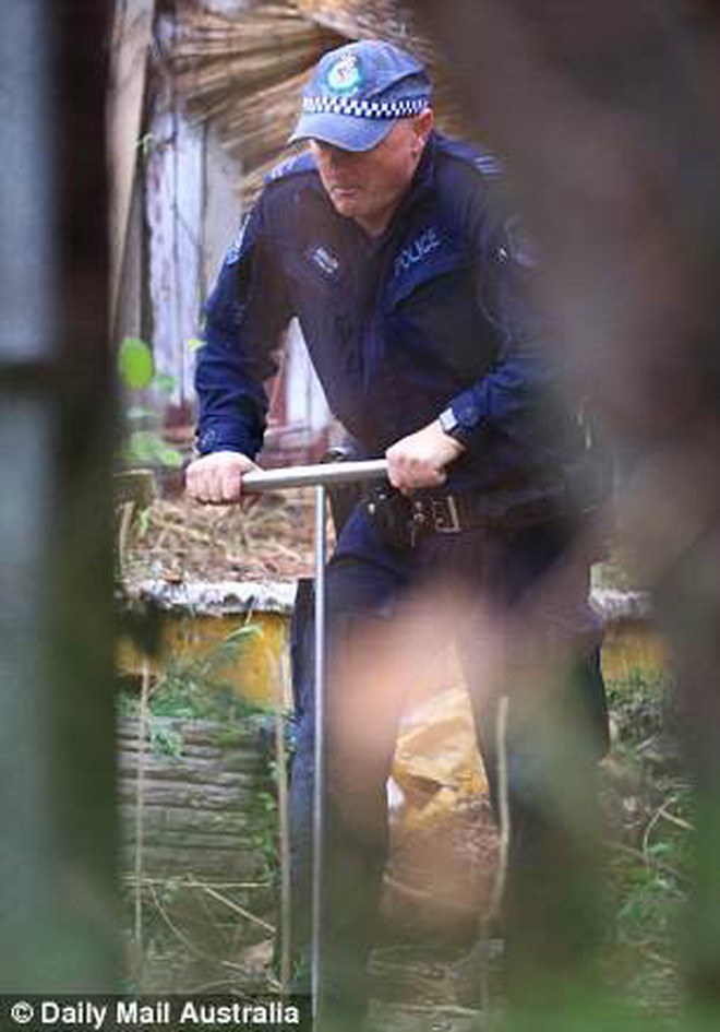 Úc: Dọn dẹp căn nhà bỏ hoang 10 năm, nhân viên vệ sinh phát hiện bí mật kinh hoàng trong tấm thảm - Ảnh 1. Úc: Dọn dẹp căn nhà bỏ hoang 10 năm, nhân viên vệ sinh phát hiện bí mật kinh hoàng trong tấm thảm - Ảnh 1.