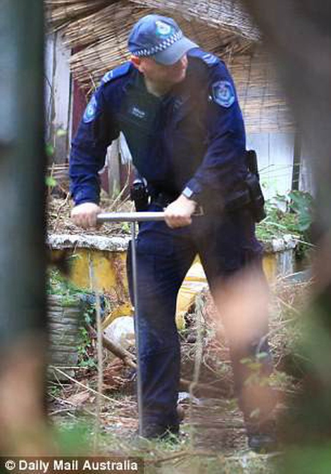 Úc: Dọn dẹp căn nhà bỏ hoang 10 năm, nhân viên vệ sinh phát hiện bí mật kinh hoàng trong tấm thảm - Ảnh 2.