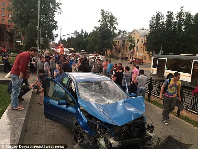 Clip: Ô tô mất lái húc văng nhiều người trên vỉa hè - Ảnh 3.