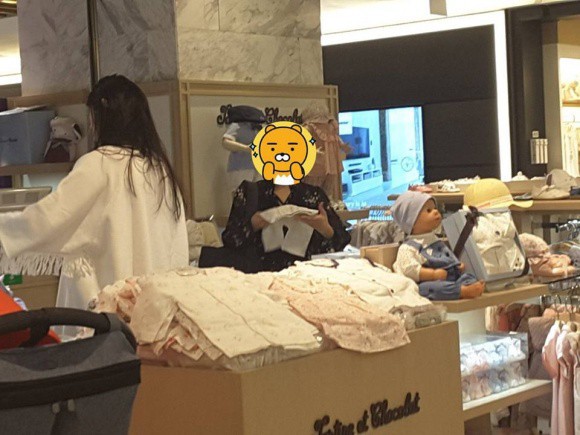 Sau 4 tháng sinh con, mợ chảnh Jun Ji Hyun đã khoe thân hình thon gọn khi đi sắm đồ cho 2 con trai - Ảnh 1.