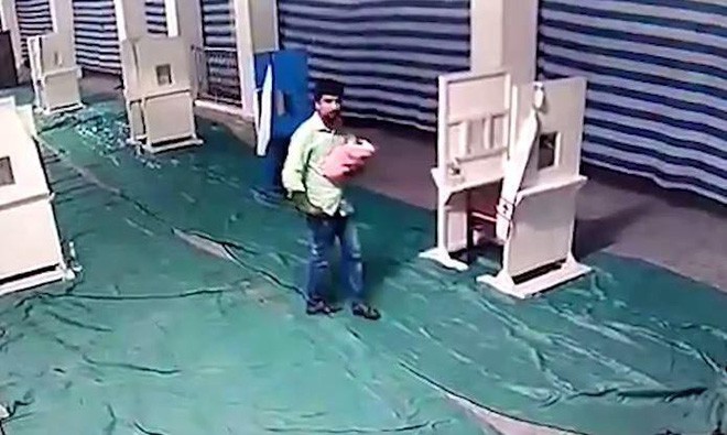 Người cha nhẫn tâm đem con đi vứt bỏ ở nhà thờ, đến khi bị bắt vào đồn cảnh sát rồi mới khai ra lý do vớ vẩn chưa từng thấy - Ảnh 2. Người cha nhẫn tâm đem con đi vứt bỏ ở nhà thờ, đến khi bị bắt vào đồn cảnh sát rồi mới khai ra lý do vớ vẩn chưa từng thấy - Ảnh 2.