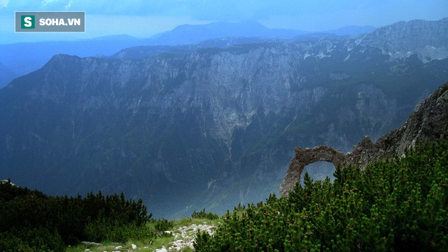 Đạp bằng thảm họa khốc liệt nhất, cậu nhóc cứng đầu đặt nền móng World Cup cho tổ quốc - Ảnh 1. Đạp bằng thảm họa khốc liệt nhất, cậu nhóc cứng đầu đặt nền móng World Cup cho tổ quốc - Ảnh 1.