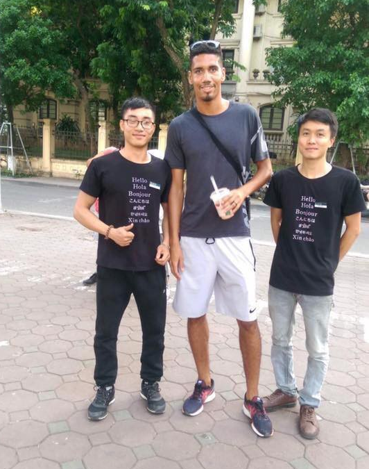 Sao Man Utd Chris Smalling sang Việt Nam du lịch, thân thiện chụp ảnh cùng fan - Ảnh 1. Sao Man Utd Chris Smalling sang Việt Nam du lịch, thân thiện chụp ảnh cùng fan - Ảnh 1.