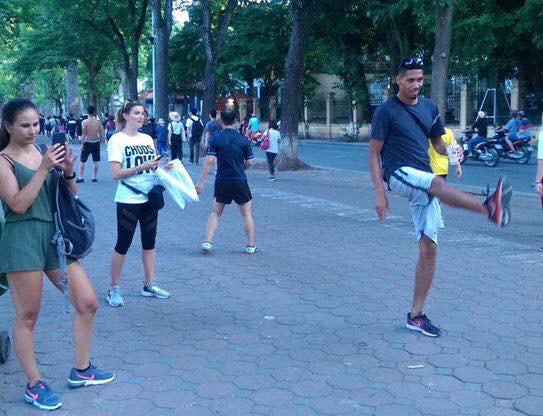 Sao Man Utd Chris Smalling sang Việt Nam du lịch, thân thiện chụp ảnh cùng fan - Ảnh 2. Sao Man Utd Chris Smalling sang Việt Nam du lịch, thân thiện chụp ảnh cùng fan - Ảnh 2.