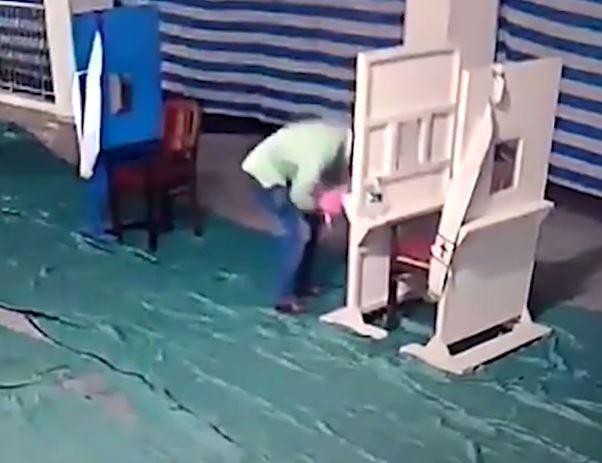 Người cha nhẫn tâm đem con đi vứt bỏ ở nhà thờ, đến khi bị bắt vào đồn cảnh sát rồi mới khai ra lý do vớ vẩn chưa từng thấy - Ảnh 3. Người cha nhẫn tâm đem con đi vứt bỏ ở nhà thờ, đến khi bị bắt vào đồn cảnh sát rồi mới khai ra lý do vớ vẩn chưa từng thấy - Ảnh 3.