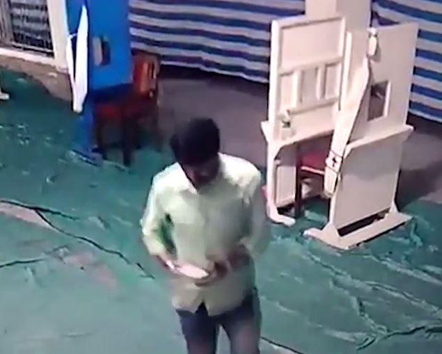 Người cha nhẫn tâm đem con đi vứt bỏ ở nhà thờ, đến khi bị bắt vào đồn cảnh sát rồi mới khai ra lý do vớ vẩn chưa từng thấy - Ảnh 4. Người cha nhẫn tâm đem con đi vứt bỏ ở nhà thờ, đến khi bị bắt vào đồn cảnh sát rồi mới khai ra lý do vớ vẩn chưa từng thấy - Ảnh 4.