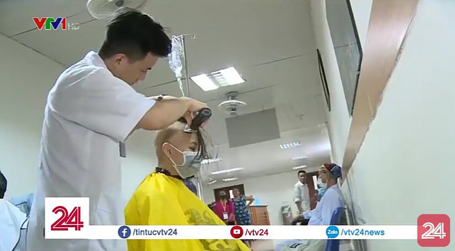 Hội mê trai đẹp náo loạn với anh chàng điều dưỡng điển trai trong chương trình thời sự VTV - Ảnh 4. Hội mê trai đẹp náo loạn với anh chàng điều dưỡng điển trai trong chương trình thời sự VTV - Ảnh 4.