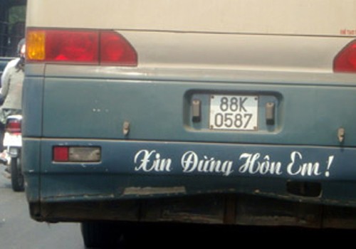 Lời cự tuyệt tình yêu dán ở đuôi ô tô khiến cánh tài xế tỉnh ngủ - Ảnh 1. Lời cự tuyệt tình yêu dán ở đuôi ô tô khiến cánh tài xế tỉnh ngủ - Ảnh 1.