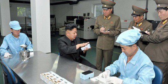 Bị trừng phạt, Triều Tiên vẫn có iPhone X - Ảnh 1.