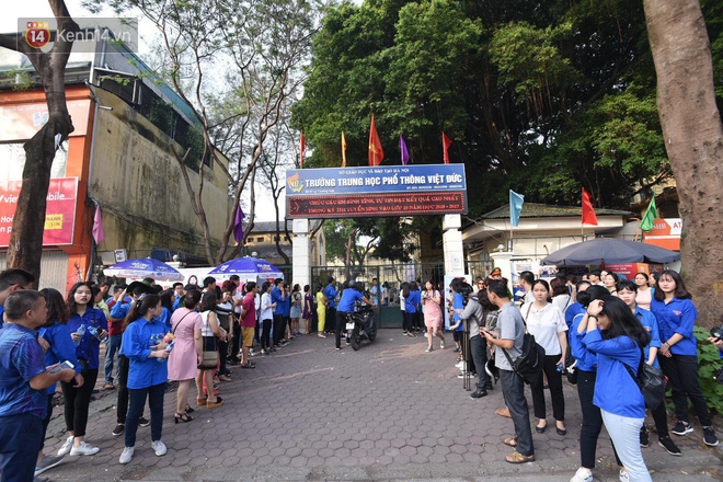 Ngày đầu tiên tuyển sinh lớp 10 tại Hà Nội: Học sinh và phụ huynh căng thẳng vì kỳ thi được đánh giá khó hơn cả thi đại học - Ảnh 14.