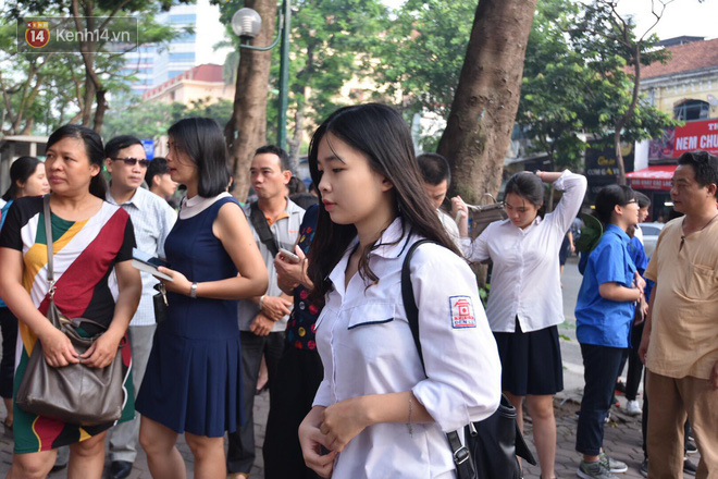 Ngày đầu tiên tuyển sinh lớp 10 tại Hà Nội: Học sinh và phụ huynh căng thẳng vì kỳ thi được đánh giá khó hơn cả thi đại học - Ảnh 15.