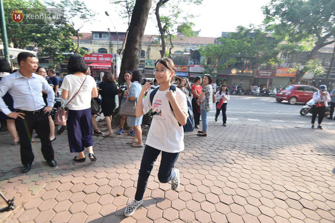 Ngày đầu tiên tuyển sinh lớp 10 tại Hà Nội: Học sinh và phụ huynh căng thẳng vì kỳ thi được đánh giá khó hơn cả thi đại học - Ảnh 18.