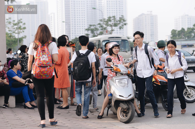 Ngày đầu tiên tuyển sinh lớp 10 tại Hà Nội: Học sinh và phụ huynh căng thẳng vì kỳ thi được đánh giá khó hơn cả thi đại học - Ảnh 20.