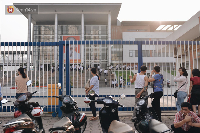 Ngày đầu tiên tuyển sinh lớp 10 tại Hà Nội: Học sinh và phụ huynh căng thẳng vì kỳ thi được đánh giá khó hơn cả thi đại học - Ảnh 7.