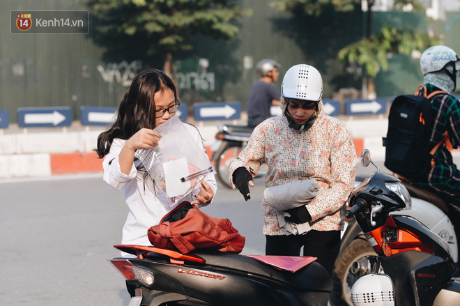 Ngày đầu tiên tuyển sinh lớp 10 tại Hà Nội: Học sinh và phụ huynh căng thẳng vì kỳ thi được đánh giá khó hơn cả thi đại học - Ảnh 8.