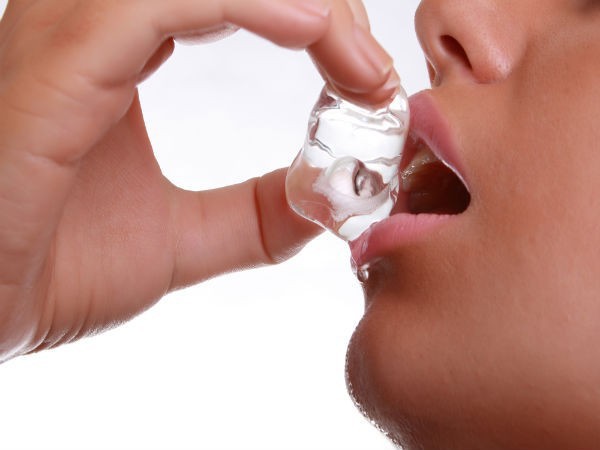 Chẳng may bị đá lạnh dính vào lưỡi: Ghim ngay cách sơ cứu đúng cách, tránh gây phồng rộp, chảy máu lưỡi - Ảnh 2.