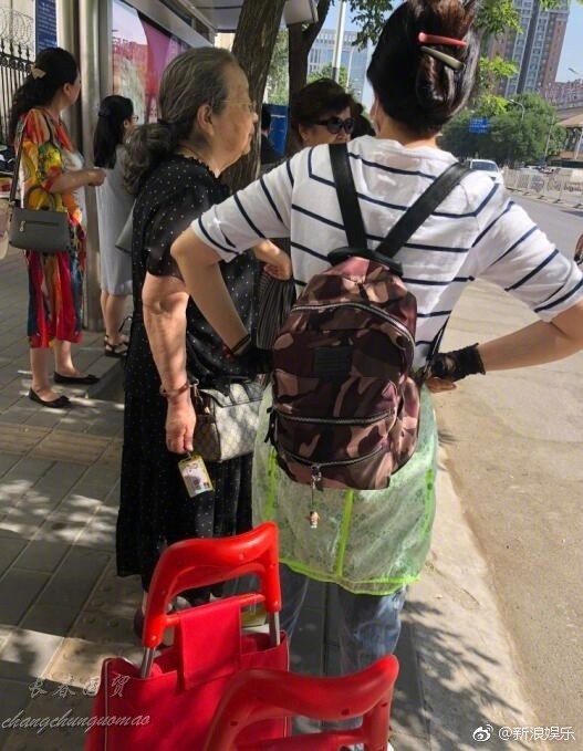 Dung Ma Ma Lý Minh Khải tuổi 82 vẫn một mình đi xe bus, vui vẻ khi được fan nhận ra - Ảnh 1.