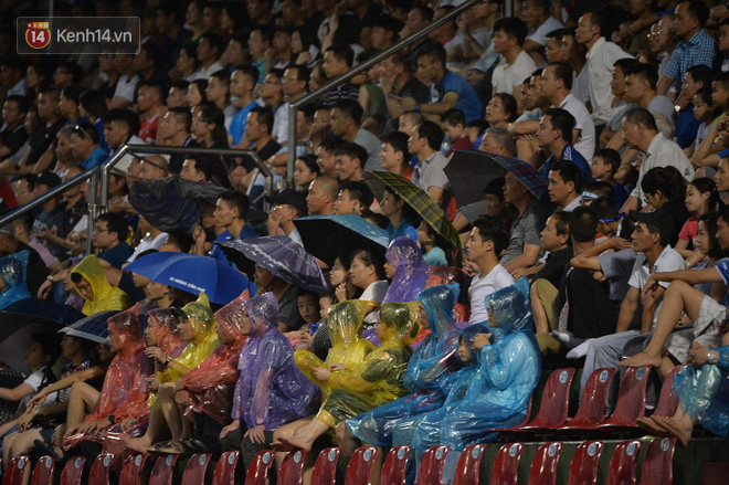 Khán giả Quảng Ninh đội mưa cổ vũ, thắp lửa giúp đội nhà vùi dập HAGL - Ảnh 3.
