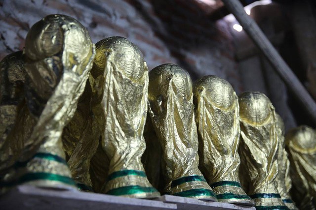  Cặp vợ chồng ở làng gốm Bát Tràng dự tính thu về 240 triệu sau khi tung 3.000 chiếc Cúp vàng siêu rẻ ra thế giới trong mùa World Cup  - Ảnh 8.
