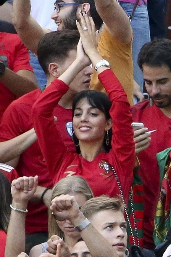 Georgina căng thẳng, khoe khéo vòng một đồ sộ trong ngày Ronaldo cúi mặt rời World Cup - Ảnh 3.